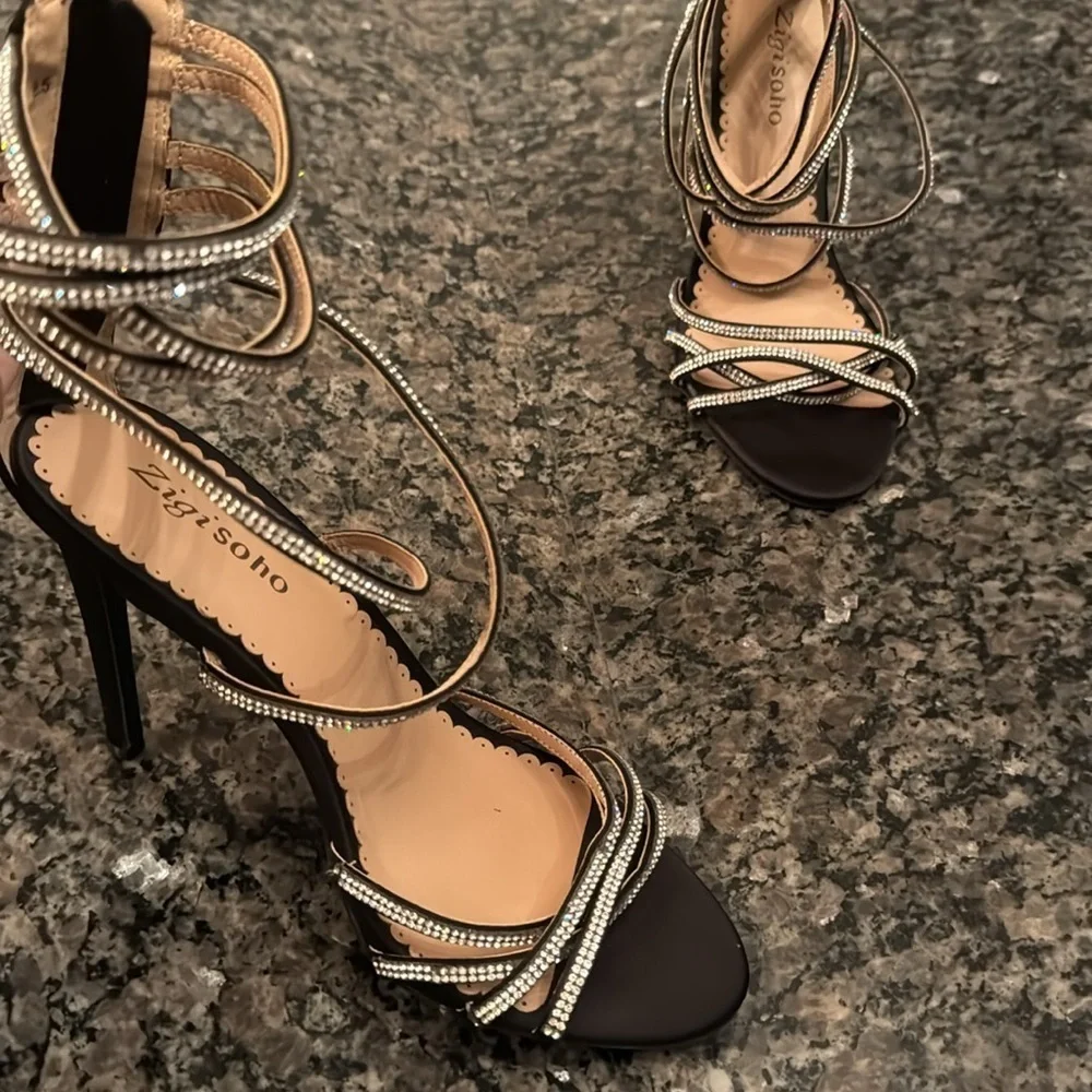 Zigi Soho Bernadette strappy heels 8.5 NWOT